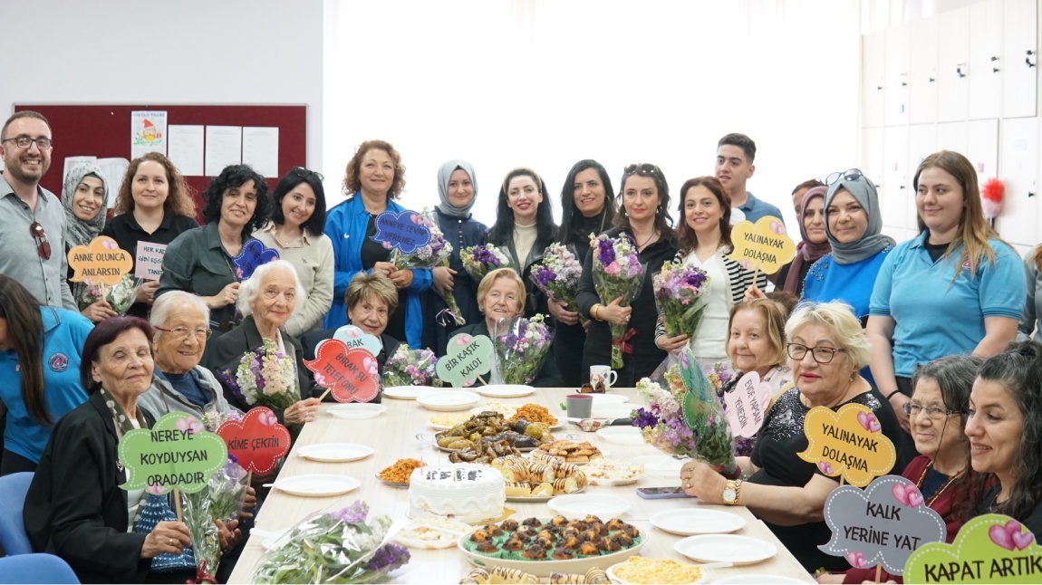 Huzurevi Annelerini Anneler Gününde Okulumuzda Ağırladık